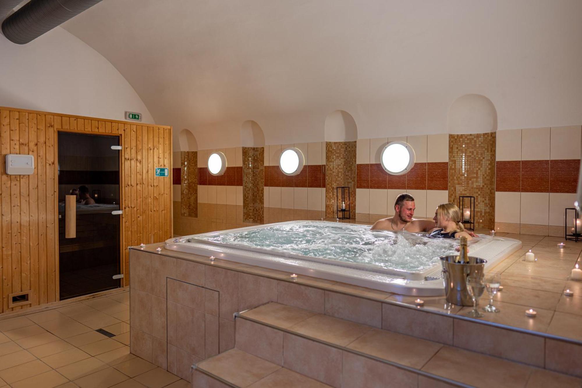 Zamek Cerveny Hradek Hotel Jirkov